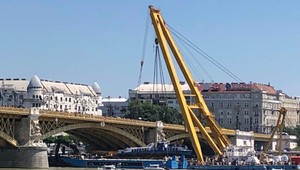 FOTO: Z Dunaja vytiahli vrak turistickej lode, našli aj štyri telá obetí