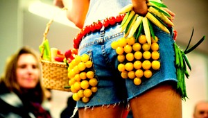 Šaty ušité z paradajok, paprík a kvetov. Tu sú...