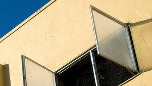 Z okna školy vyskočilo 17-ročné dievča, pád neprežilo