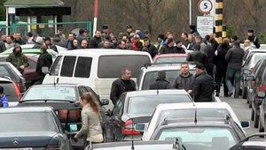 Ukrajinskú hranicu zablokovali autá, na protest