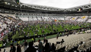 Fanúšikovia Juventusu oslavovali titul priamo na trávniku