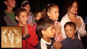 Zjavenie Panny Márie v baníckej kolónii. Rómovia čakajú na zázrak