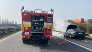 Na diaľnici D1 pri Trenčíne horel osobný automobil