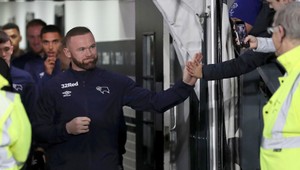 Rooney pre pikantné fotky môže prísť o prácu. Obrátil sa na políciu