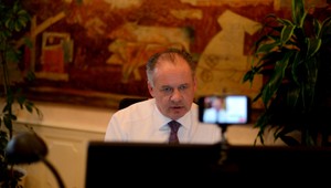 Kiska naživo na Facebooku. Pýtali sa ho na Grécko aj súdnictvo