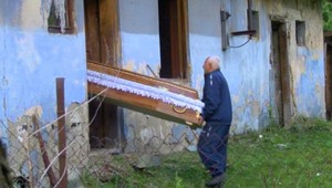 V niektorých dedinách nechávajú mŕtvych v domoch