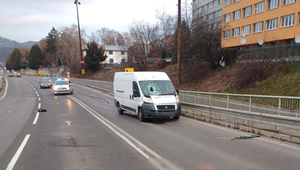 Chodec prechádzal mimo priechod. Zrazilo ho nákladné auto