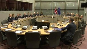 Britská vláda vyvracia pochybnosti. Zakotví dátum a čas brexitu do zákona