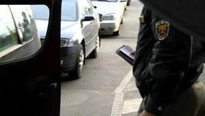 Štyroch policajtov obvinili z prevádzačstva