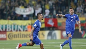 Slovenskí futbalisti zvíťazili nad Litvou 2:1, blysol sa skvelý Hamšík