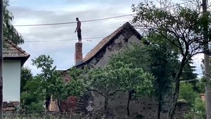 Muž na streche hádzal škridle po policajtoch. Skončil v nemocnici