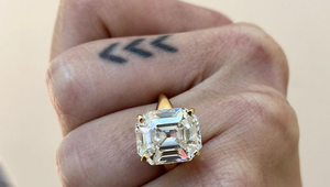 Hviezdny akčný hrdina sa stane svokrom! Jedna z jeho piatich dcér ohlásila zásnuby!