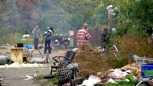 Deti žijú s bezdomovcami v polorozpadnutých garážach