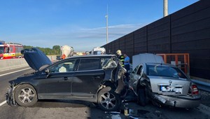 Tragická nehoda na diaľnici R7: Zrážka s kamiónom si vyžiadala jednu obeť