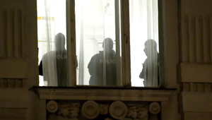 Polícia obvinila 43-ročného muža, útočil sekerou a vyhrážal sa zabitím