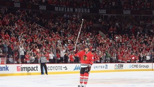 Hossa dosiahol päťstý gól v NHL. Aplaudoval mu celý štadión