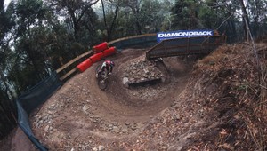 Auuu! To bola šupa! Radšej mal ten bicykel do cieľa tlačiť...