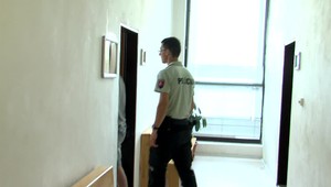 Mladík poputuje za mreže. Opitý si sadol za volant a nemal ani vodičák