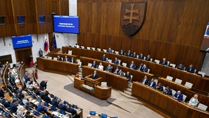 Poslanci schválili vyslanie vojakov na východné krídlo NATO. Za hlasovala aj opozícia