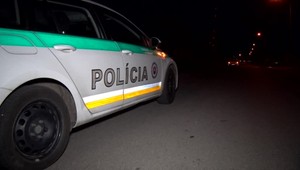 Mladý muž si ľahol pred vlak