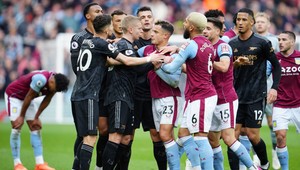 Vyhadzov za prešľap pri VAR-e. Známy rozhodca v Premier League dopískal