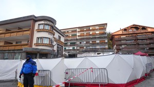 Švajčiarske úrady priznali, že pravidelné kontroly vo vyhorenom bare boli zanedbané