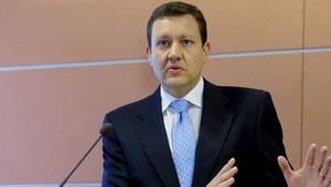 Funkcionári sa môžu tešiť. Daniel Lipšic podpísal odmeny...