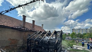 Hasiči zasahovali pri požiari altánku. Podľa miestnych ho zapríčinili deti