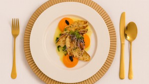 Zubáč s batátovým pyré a omáčkou zo špenátu a sušených paradajok