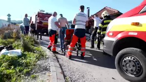 Vážna nehoda: Auto vo veľkej rýchlosti prerazilo múr prístavby rodinného domu