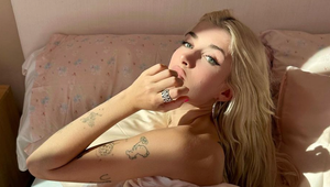 Vydarená dcérenka slávnych rodičov! Predáva svoje telo, mama ju podporuje, otec už menej!