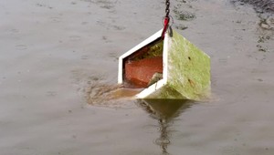 Policajti vytiahli z vodnej nádrže vyše 100 kilový trezor. Ukradli ho pred vyše piatimi mesiacmi