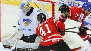 Kanaďania a Rusi identicky otočili zápasy proti domácim tímom