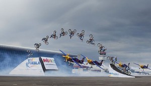 Fanatik na motorke preskočil saltom letiace lietadlo!