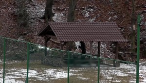 Mŕtva polonahá žena ležala v altánku pod lesom. Ráno ju našiel muž, s ktorým tam v noci pri ohni popíjala
