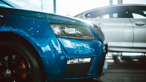 Jazdené autá ponúkané v SR mladnú, výraznejšie pribúdajú aj hybridy a elektromobily