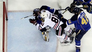 Hossov prvý gól v play-off nasmeroval Chicago k výhre v St. Louis