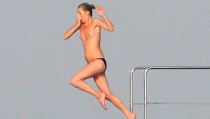 Kate Moss (37) si užíva voľno. A najlepšie hore bez!