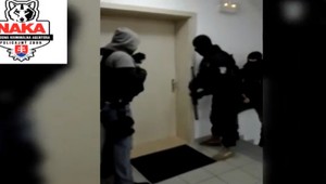 VIDEO: NAKA zasahovala v dome starostu a zadržala aj obchodníka s mäsom