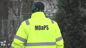 Stratená, uzimená a bez dokladov. Neznámej žene pomohla až hliadka