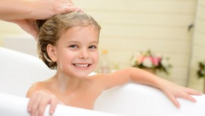 Umývate vaše deti denne? Škodíte im