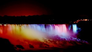 Niagarské vodopády lákajú turistov farebnou vodou