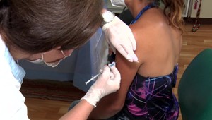 Pokračuje očkovanie v osadách. Je to o miestnych autoritách a niekedy aj o prvom odvážlivcovi