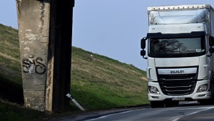 Kým záchranári bojovali o život, kamionista to ignoroval. Predbiehal cez plnú čiaru v protismere