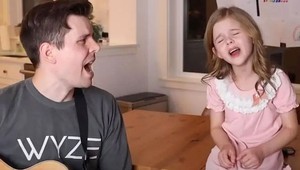 Roztomilý duet otca s dcérkou valcuje internet: Krajšiu verziu Shallow ste ešte nepočuli!