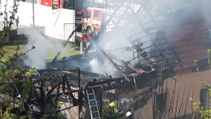 Požiar rodinného domu prerušil pokojné ráno. Majiteľka utrpela vážne popáleniny