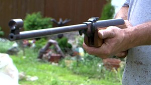 Muž v spodnej bielizni so zbraňou v ruke vystrájal v Liptovskom Mikuláši