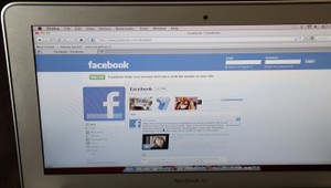 Facebook stále funguje. Zatiaľ...