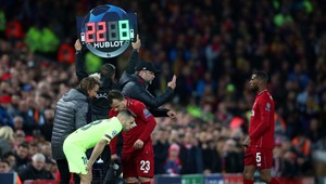 Vo futbalových súťažiach dočasne povolených až päť striedaní