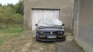 Muža privalilo auto. Vážne zraneného ho odviezli leteckí záchranári